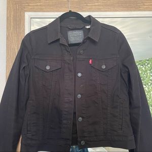 black levi's cropped denim jacket